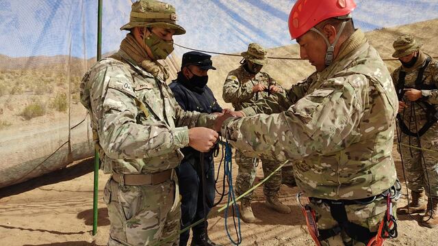 Policías de Salta se capacitan para operaciones especiales en alta montaña
