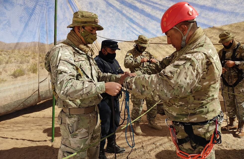 Capacitan a policías salteños en operaciones de alta montaña