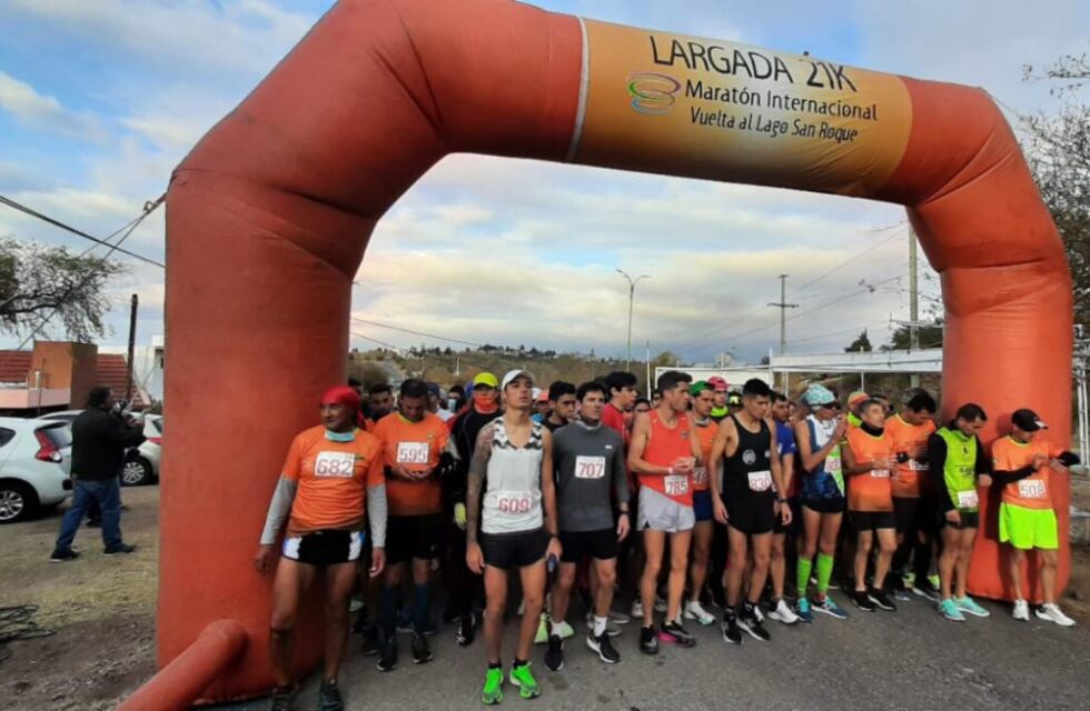 Más de 15 atletas de Arroyito participaron de la Maratón Internacional Vuelta al Lago San Roque