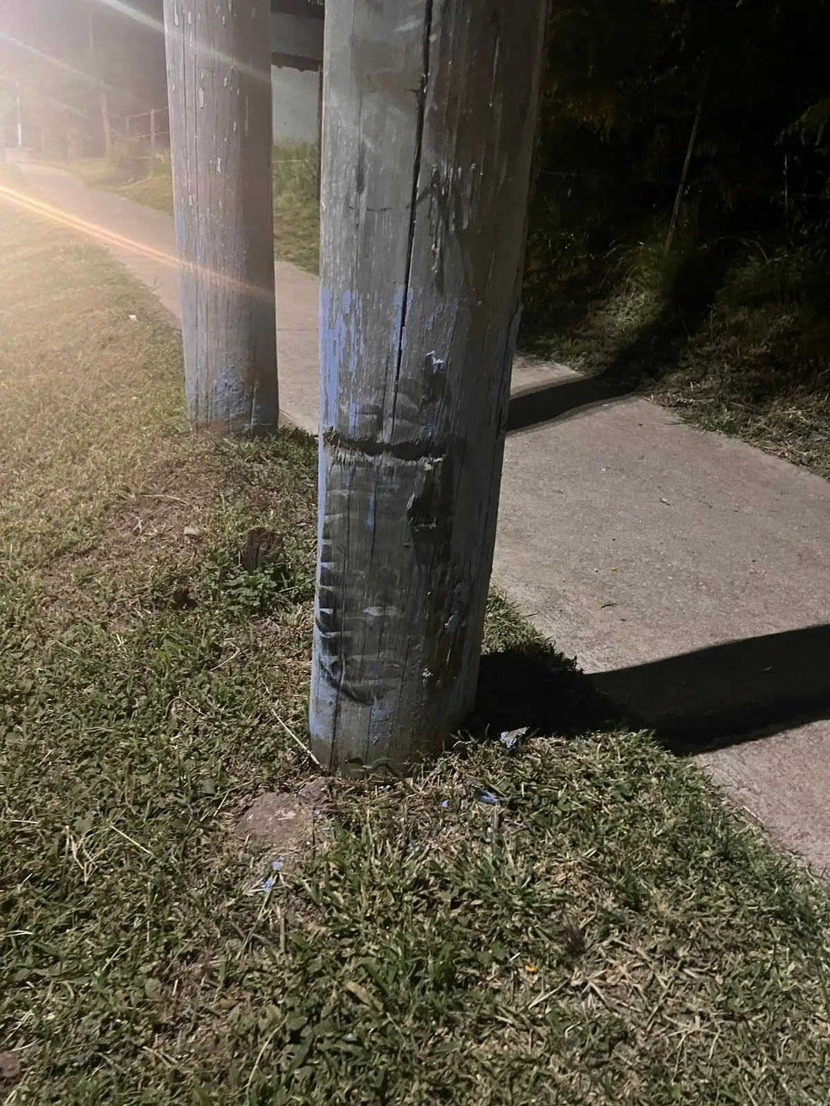 La adolescente impactó contra un poste en Villa Rumipal.