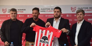 Juan Manuel Cavagliatto presentó a Diego Dabove como DT de Instituto, junto al manager Federico Bessone y el vice presiente, Juan Domínguez (José Hernández / La Voz).