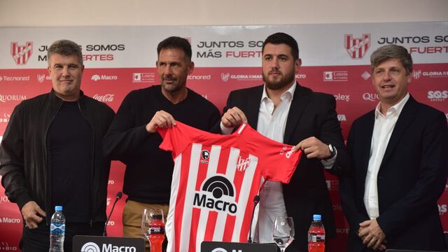 Juan Manuel Cavagliatto presentó a Diego Dabove como DT de Instituto, junto al manager Federico Bessone y el vice presiente, Juan Domínguez (José Hernández / La Voz).