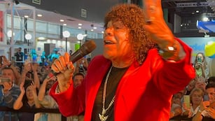 Carlos "La Mona" Jiménez se hizo viral por una reacción que tuvo mientras lo grabaron cantando.