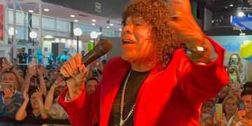 Carlos "La Mona" Jiménez cantó en medio de un vuelo rumbo a Córdoba.