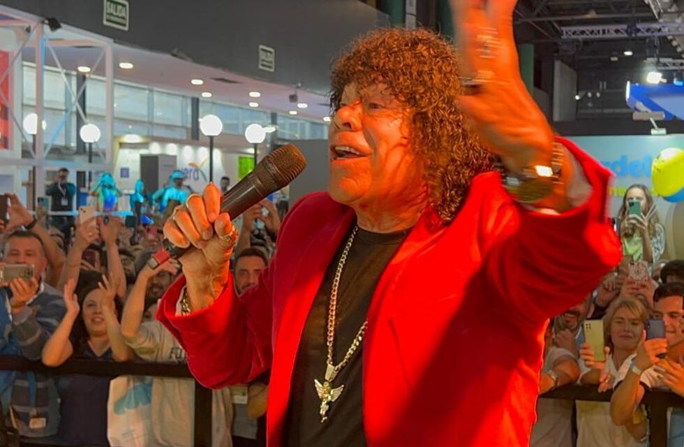 Filmaron a La Mona Jiménez cantando infraganti, lo interrumpieron y su reacción se hizo viral