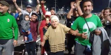 La "Fundamentabuela" de 82 años se hizo presente en Villa Mercerdes y las redes explotaron.