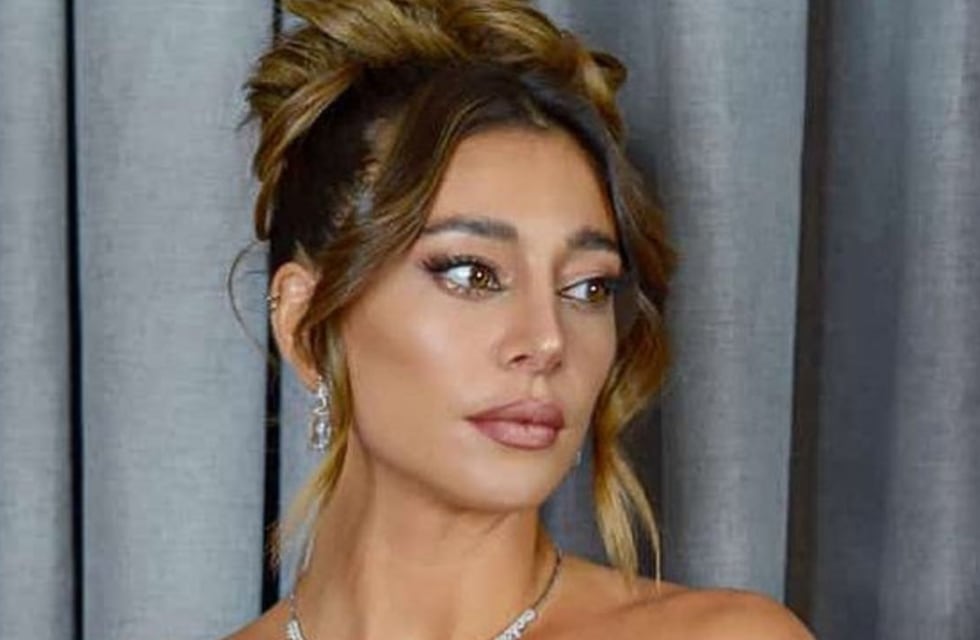 Sol Pérez caminó por la calle en corpiño y mientras, eligió la mejor campera para el invierno