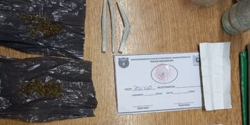 En uno de los procedimientos la policía secuestró los porros a dos personas que caminaban por la vía pública en Godoy Cruz. Gentileza