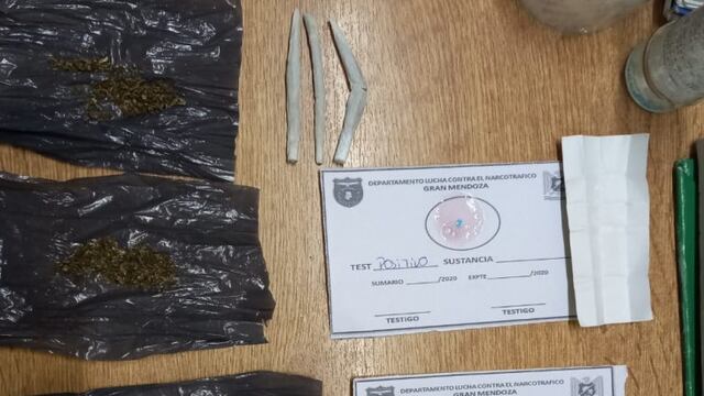 En uno de los procedimientos la policía secuestró los porros a dos personas que caminaban por la vía pública en Godoy Cruz. Gentileza