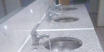Río Grande: repararon los sanitarios vandalizados del colegio “Piedrabuena”