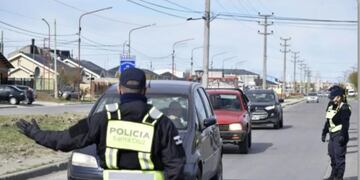 Un policía de Río Gallegos ayudó a un conductor principiante a estacionar.