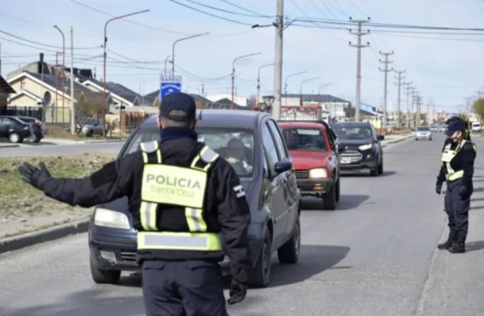 Policía de Río Gallegos vio que un conductor principiante tenía problemas para estacionar y su reacción se volvió viral