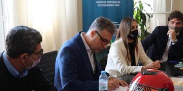 Luis Castellano firmó un acta acuerdo para el arribo de 200 cascos