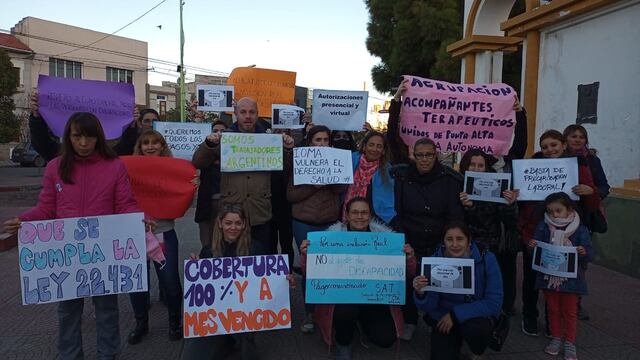 Los acompañantes terapéuticos de Punta Alta se unen para luchar por sus derechos
