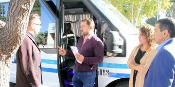 Alexander Majstruk con el intendente Walther Marcolin, la edil Patricia Salice y uno de los funcionarios municipales.