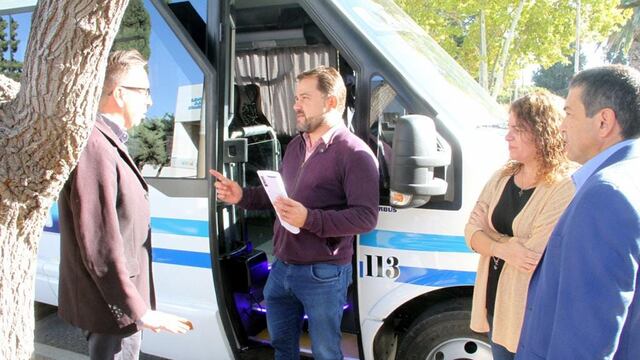 Alexander Majstruk con el intendente Walther Marcolin, la edil Patricia Salice y uno de los funcionarios municipales.