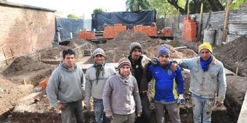 De albañiles a bomberos, Luis (al frente) junto a sus compañeros de la obra en construcción que colaboraron para apagar el incendio en San Francisco. (Gentileza La Voz de San Justo)