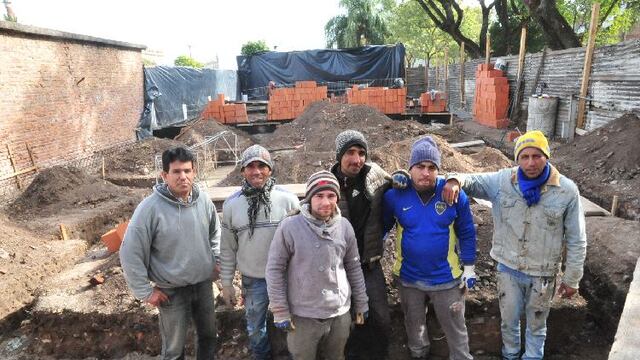 De albañiles a bomberos, Luis (al frente) junto a sus compañeros de la obra en construcción que colaboraron para apagar el incendio en San Francisco. (Gentileza La Voz de San Justo)