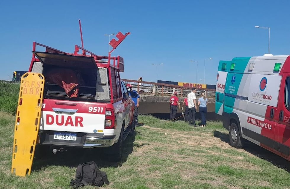 Córdoba: rescataron a un hombre que cayó al desagüe pluvial de un canal