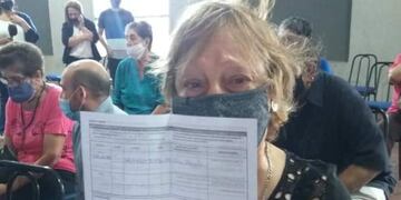 La “Gringa” se emocionó al recibir la primera dosis de la vacuna contra el coronavirus