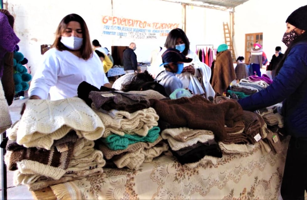 Purmamarca recibe al turismo con lanas, texturas, hilos y colores