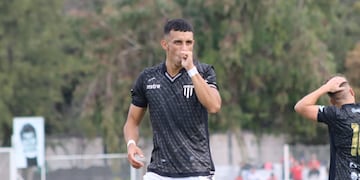 Ortegoza festeja su gol para Gimnasia y Esgrima ante Morón.