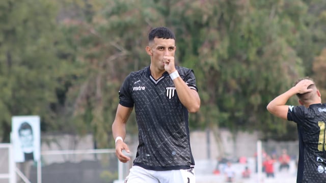 Ortegoza festeja su gol para Gimnasia y Esgrima ante Morón.
