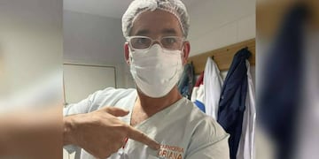 El cirujano que operó con ambo de carnicero donó su sueldo y compró indumentaria para sus compañeros.