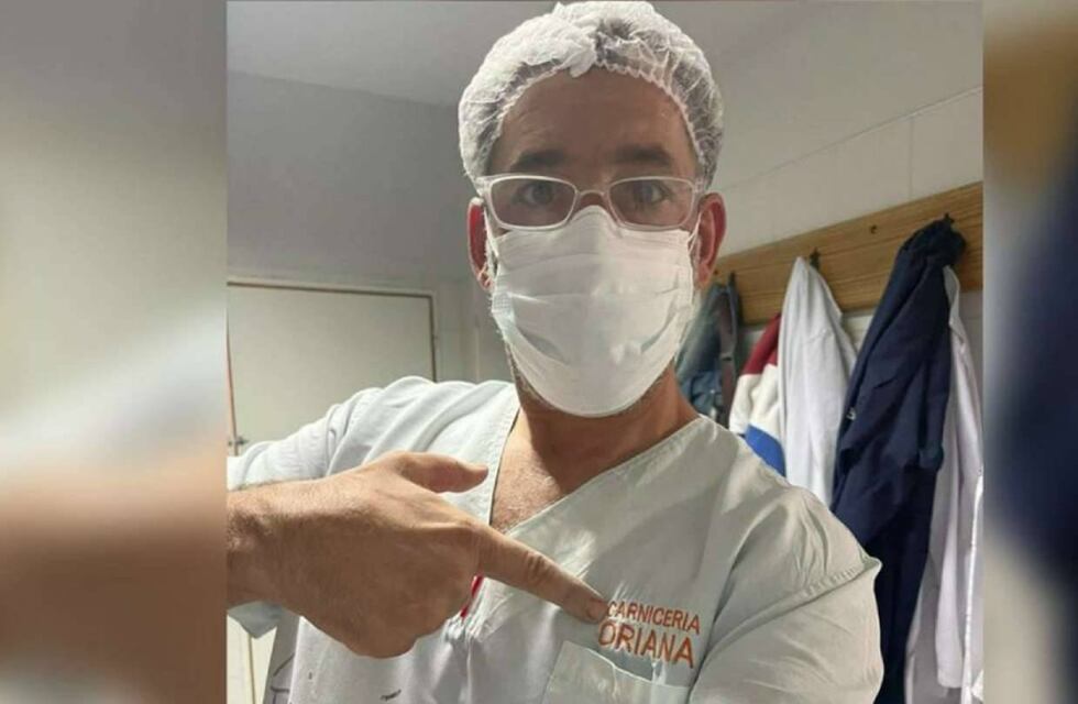 El cirujano que operó con un ambo de carnicero donó su sueldo y compró indumentaria