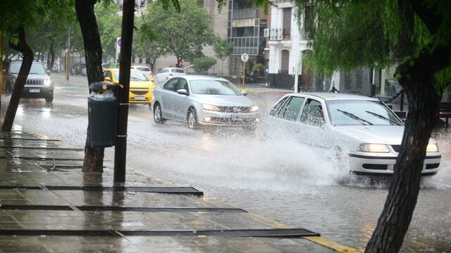 Rápidamente, las calles de Córdoba se vieron anegadas por los chubascos. (José Hernández / La Voz).