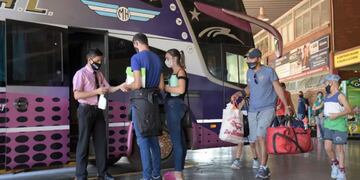 Pasajeros en la terminal de ómnibus de Posadas