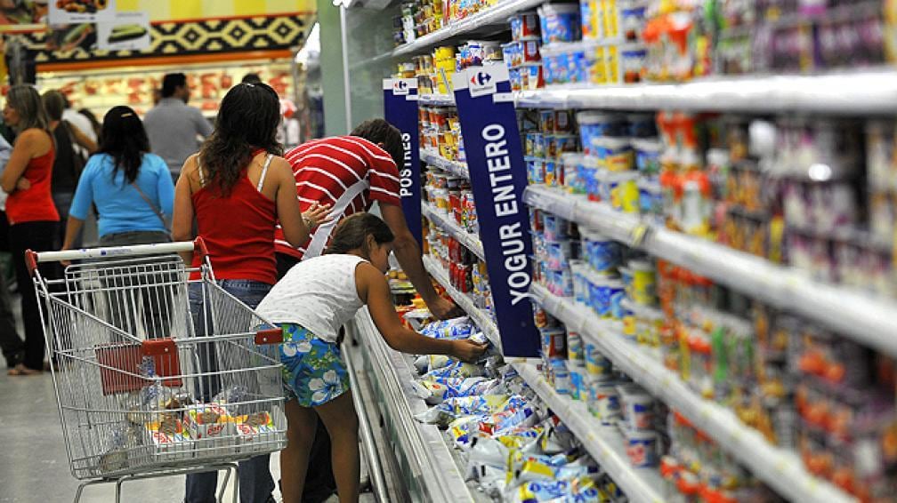 Alimentos y Bebidas y Propiedades, Combustibles, Agua y Electricidad fueron los rubros que más subieron. (LaVoz/Archivo).