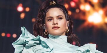 Rosalía reveló quien quiere que diseñe su vestido de novia y estos tres modelos son perfectos para ella.