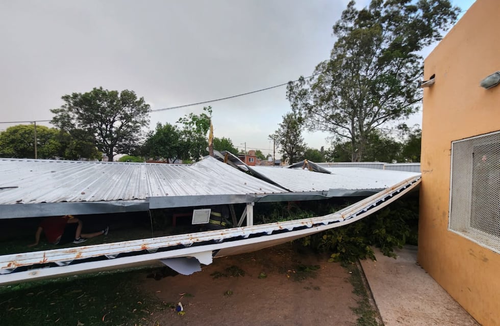 Le cayó un techo de un polideportivo en Córdoba y salvó a sus compañeros: cómo está la heroica niña