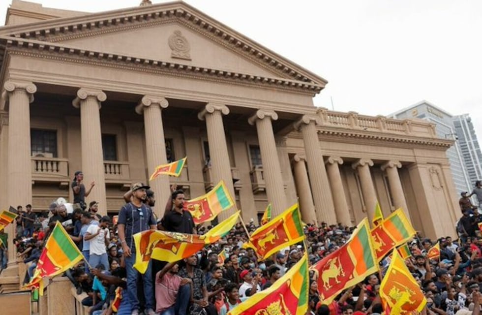 Caos en Sri Lanka: el Presidente prometió renunciar después de que manifestantes tomaran su residencia