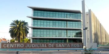 Una cuidadora fue condenada a 15 años de prisión por abusar de tres hermanos menores de edad.
