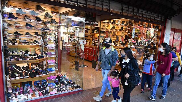 Mendoza 23 abril de 2021 Sociedad
Comercios atenderan horario de corrido, desde las 10hs  hasta las 20 hs.
Foto: Mariana Villa / Los Andes