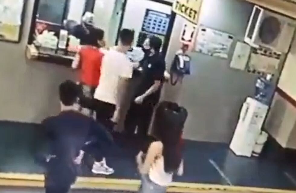 Ataque en el estacionamiento del Microcentro: apareció un nuevo video del brutal golpe del joven al playero