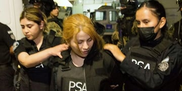 Brenda Uliarte siendo detenida y escoltada por la Policía de Seguridad Aeroportuaria (PSA). (Foto / Clarín)