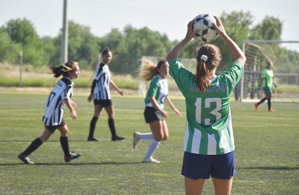 Comenzó el torneo de Fútbol de Mujeres Líderes en el campo de deportes de la UNCuyo