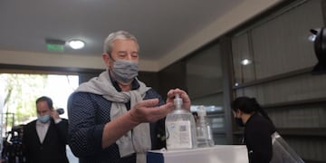 Julio Cobos votó en la mañana y pidió la gente acercase a las urnas.