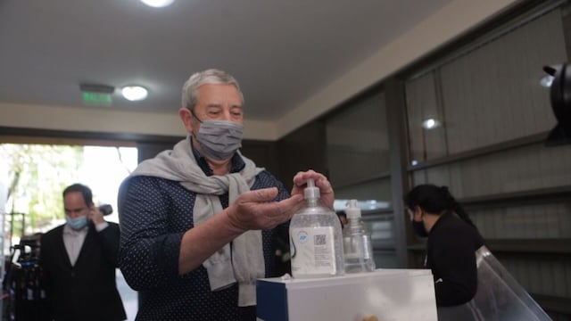 Julio Cobos votó en la mañana y pidió la gente acercase a las urnas.