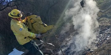 Bomberos trabajaron en el campo para contener las llamas e investigan si uno de los detenidos es un uniformado voluntario.