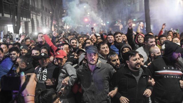 Las imágenes de las manifestaciones en el departamento de Cristina Kirchner del fin de semana pasado. Foto: Federico López Claro.