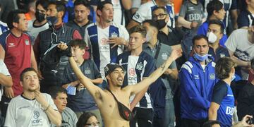 La felicidad de los hinchas de Talleres en el regreso a las tribunas del Kempes. Foto Javier Ferreyra