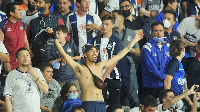 La felicidad de los hinchas de Talleres en el regreso a las tribunas del Kempes. Foto Javier Ferreyra