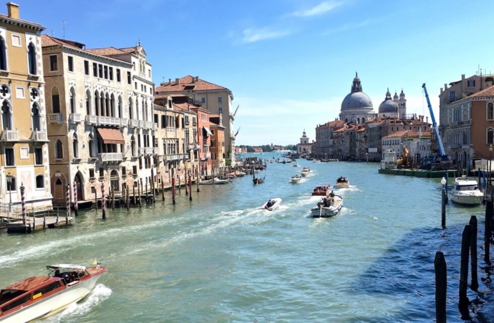 El impactante video de un hombre que saltó desde un edificio al Canal de Venecia