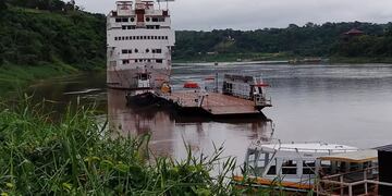 Bajante del río impide restablecer el servicio de balsas en Puerto Iguazú.