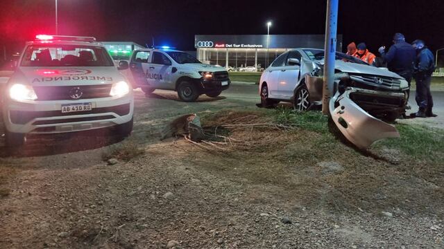 Manejaba alcoholizado y chocó en una rotonda.