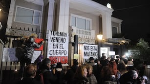 Multitudinaria marcha en la casa de Aníbal Lotockitocki. Foto: Federico López Claro.